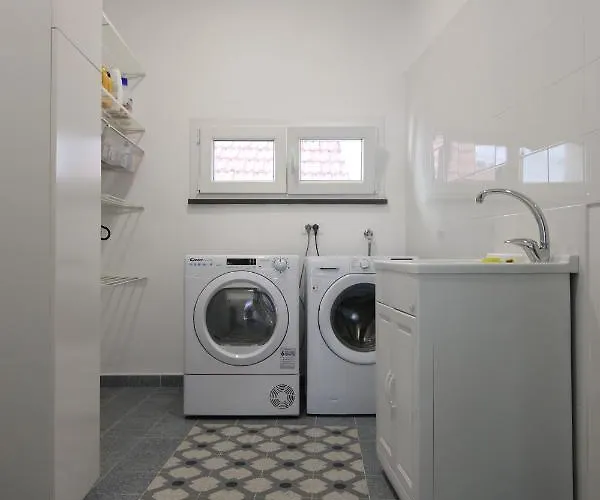 לינה וארוחת בוקר Ex Centro 3*